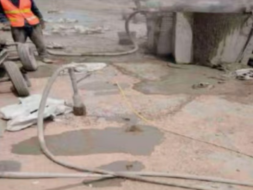 满城水泥混凝土路面板底注浆技术 路面脱空注浆整治方案